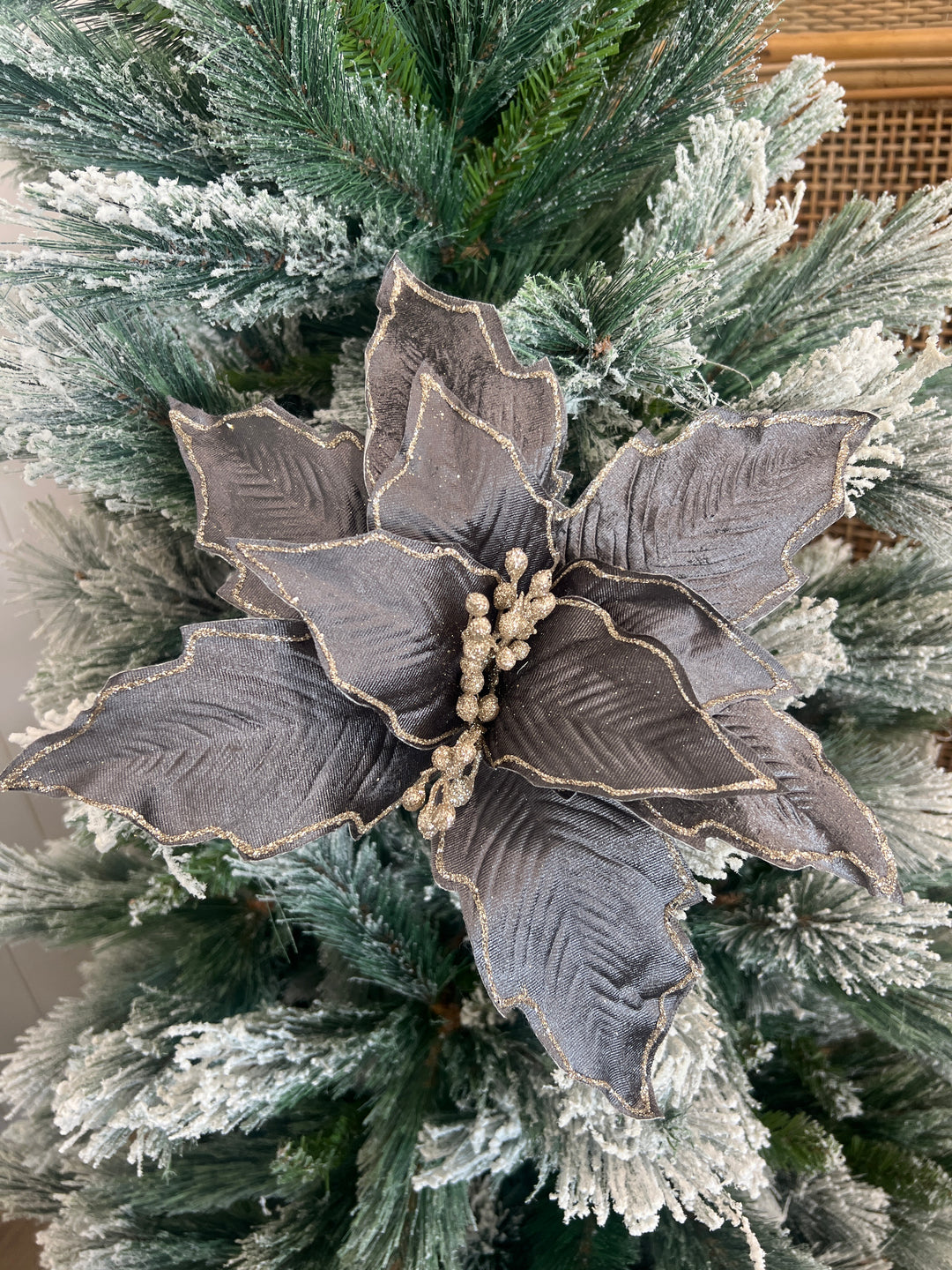 Clip on fabric Ponsettia Silver Grey