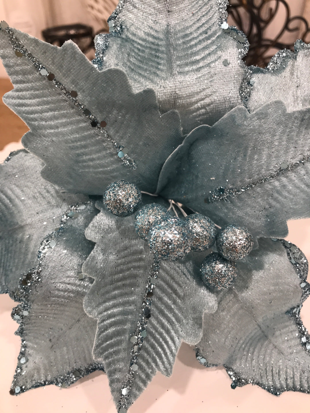 Clip on Pionsettia Sky Blue Glitter Line